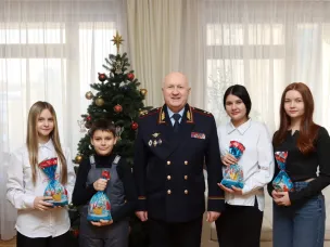 Нижегородские полицейские передали новогодние подарки  детям коллег из Донецкой Народной Республики